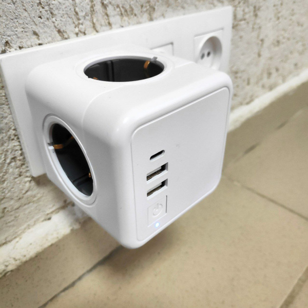 Универсальное зарядное устройство Power Block, белый / 220 В, кнопка включения, индикатор работы, USB-2шт., TYPE-C- 1 шт.